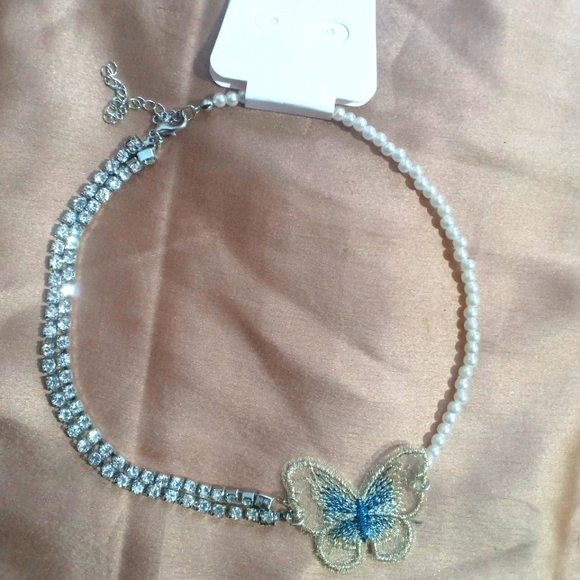 Beautiful Butterfly Choker Necklace With Pearls & 2 layer rhinstones (Brand New)